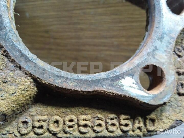 Кулак задний левый Крайслер Себринг