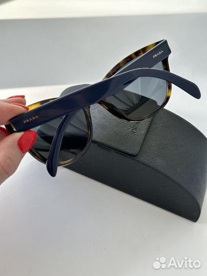 Солнцезащитные очки женские prada