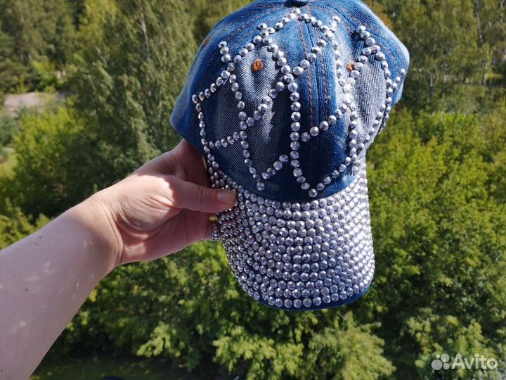 Бейсболка со стразами кепка