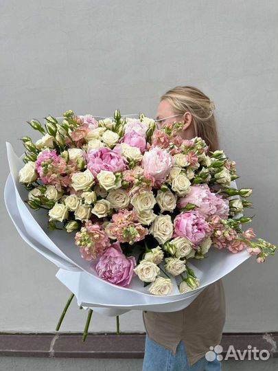 Роза кустовая и пионы