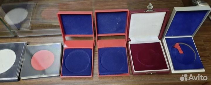 39 футляров для настольных медалей