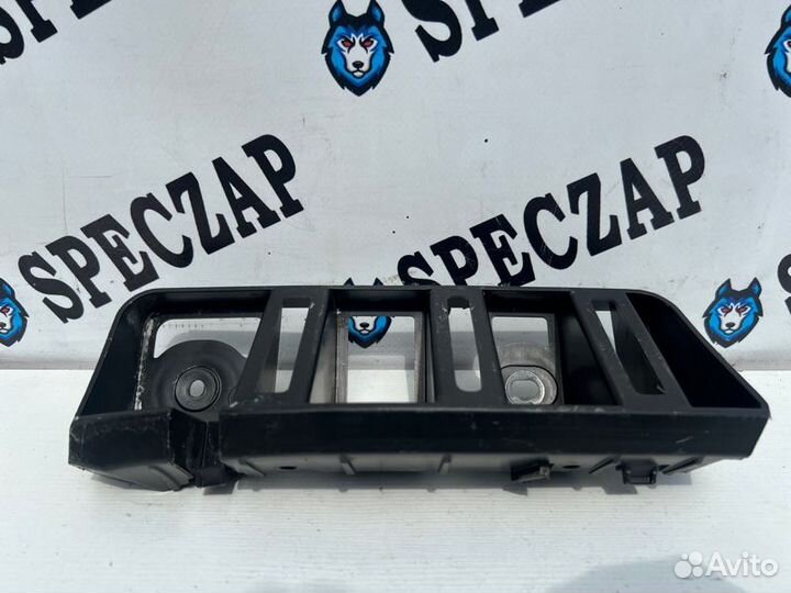Крепление бампера заднее правое Skoda Rapid 1