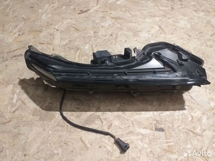 Правый ходовой огонь Lexus NX 2015 год