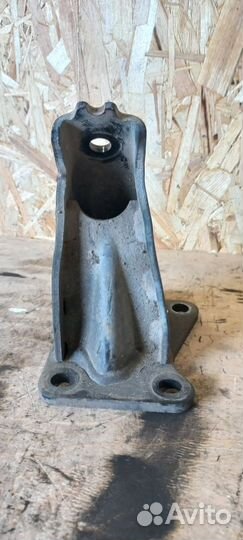 Кронштейн двигателя Navara (D40)