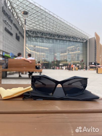 Солнцезащитные очки prada