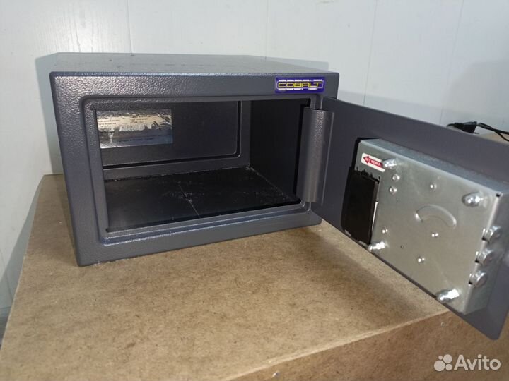 Сейф cobalt 17x26x23 почти новый