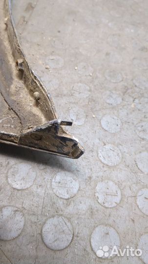 Клык бампера правый задний Mitsubishi Pajero