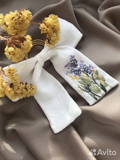 Бант с вышивкой ручной работы под заказ