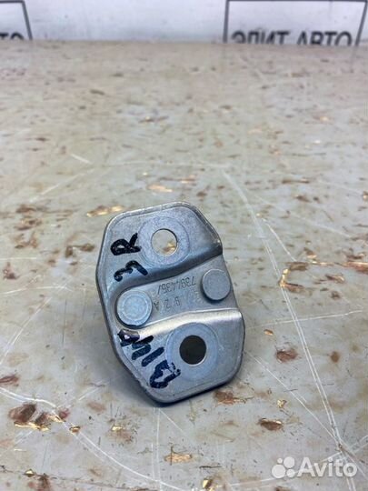 Петля замка двери задняя правая Bmw 5 G30 2.0 2021