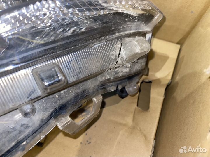 Фара правая Toyota Rav4 XA50 8114542841