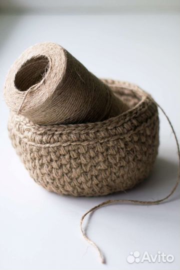 Вязаная корзинка из джута