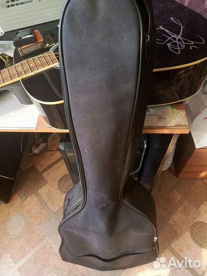 Акустическая гитара с автографом Табачникова