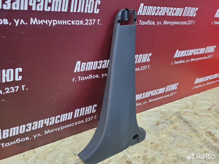 Обшивка средней стойки правая Renault Logan