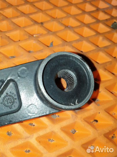 Поводок стеклоочистителя передний левый ваз (LADA)