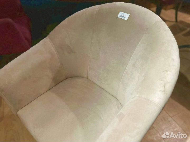 Кресло из велюра на ножках