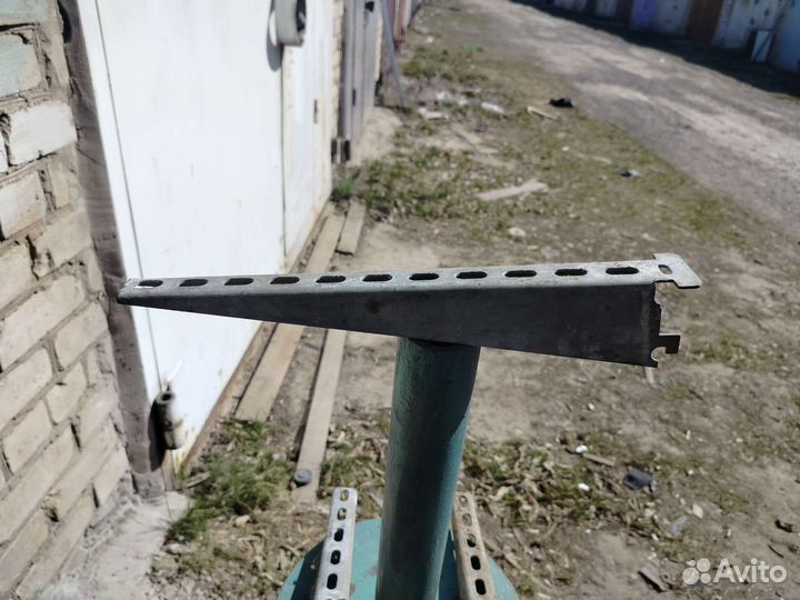 Подставки для полок металлические