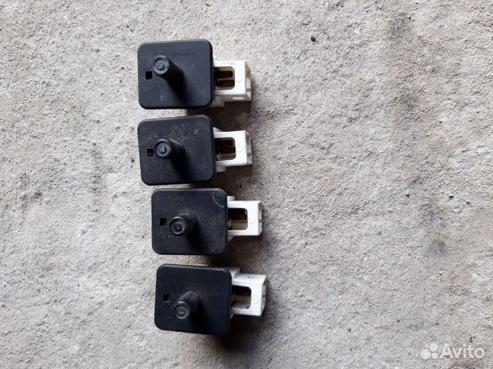 Концевик двери Mercedes C180 W202