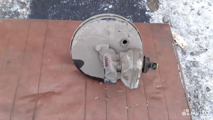 Вакуумный усилитель тормозов на Renault Logan