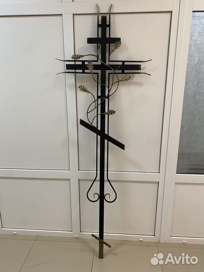 Крест на кладбище