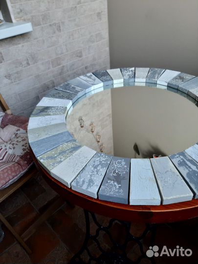 Зеркало в деревянной раме