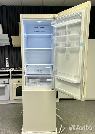 Бежевый холодильник Samsung