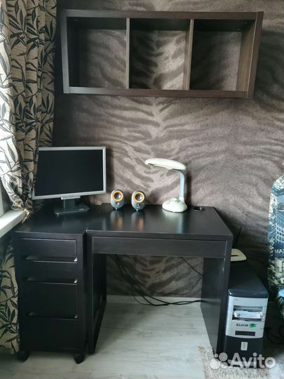 Компьютерный стол с полкой