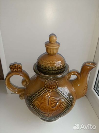 Глиняный кувшин и другая посуда