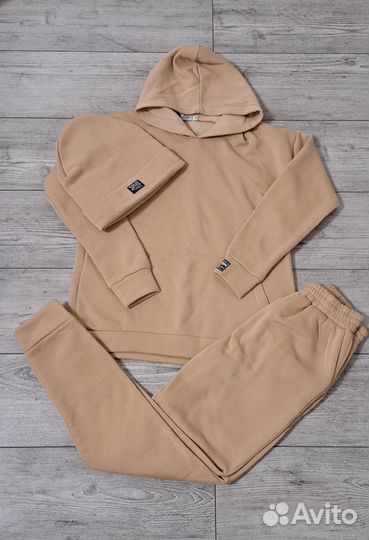 Спортивный женский костюм