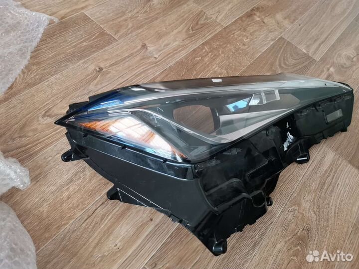 Стекло правой фары lexus ux