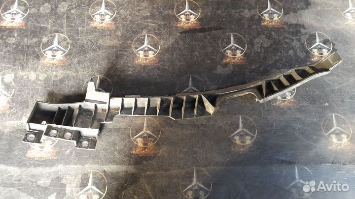 Кронштейн переднего бампера Прав. 13250571 Опель