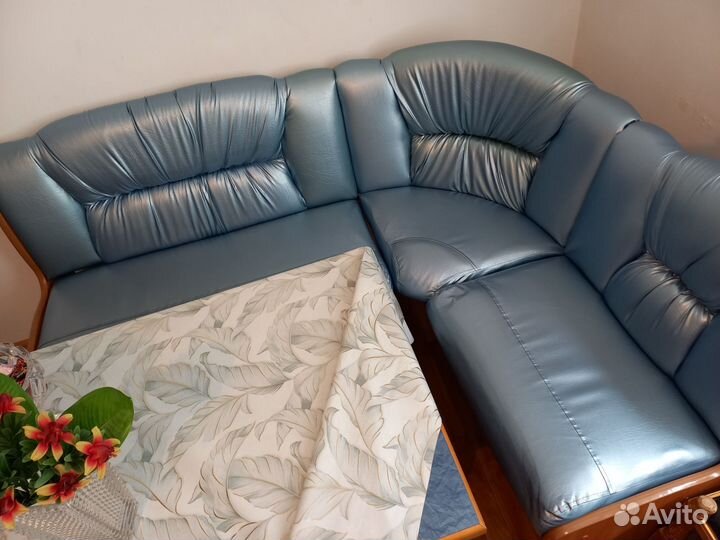 Кухня, диван угловой, стол, и две табуретки