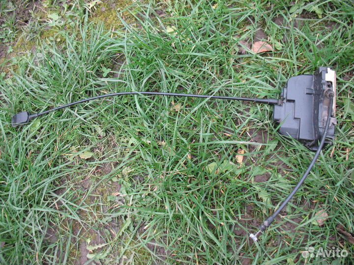 Замок задней двери левой/правой Nissan Primera P12