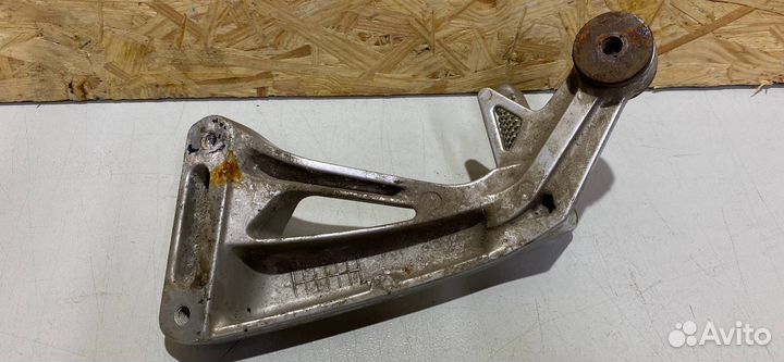 Кронштейн подножки (подножка) прав. Suzuki SV650