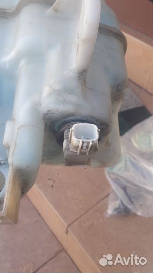 Бачек жидкости омывателя mazda 3,6