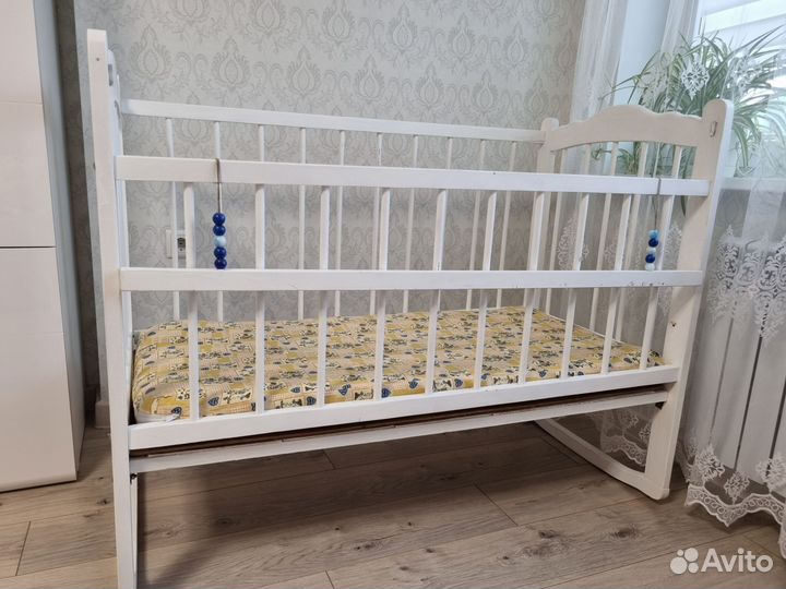 Детская кроватка с маятником
