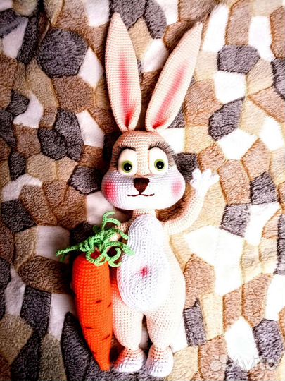 Кролик с морковкой