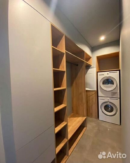 Гардеробная с корзинами и полками