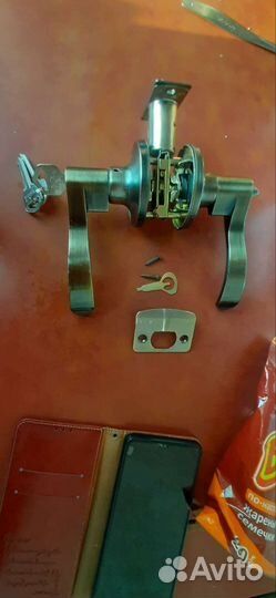 Дверная ручка на замке