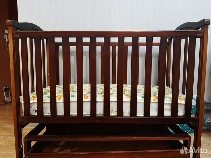 Детская кроватка с маятником