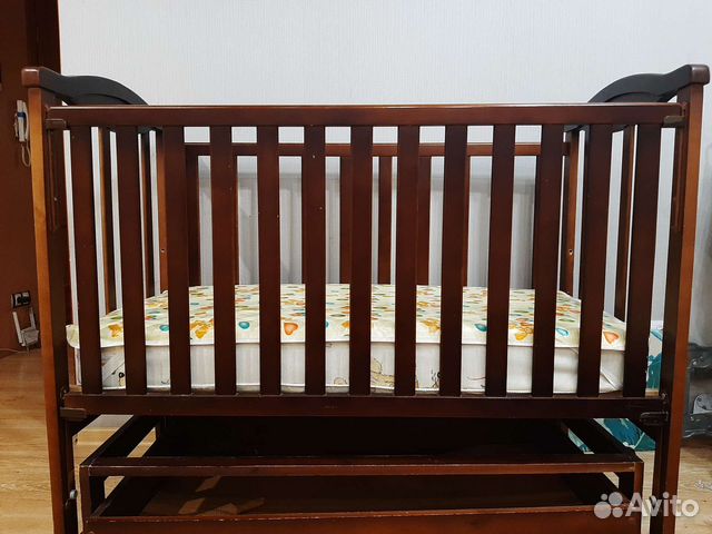 Детская кроватка с маятником