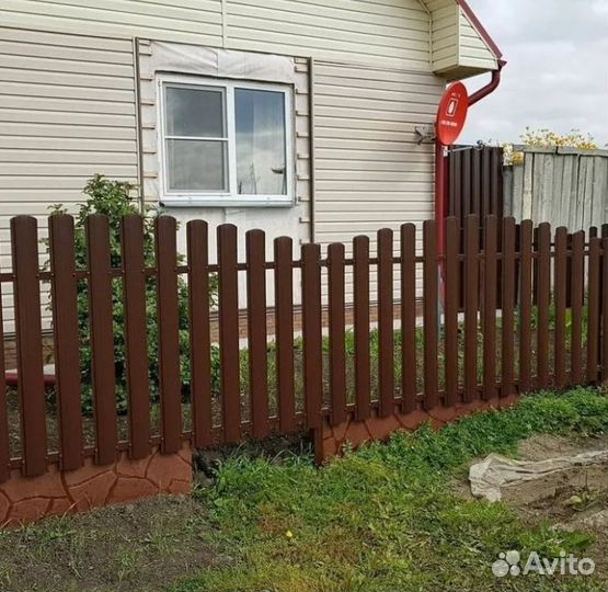 Забор из евроштакетника с металлическими столбами