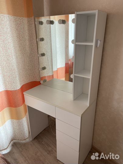 Дамский столик с зеркалом