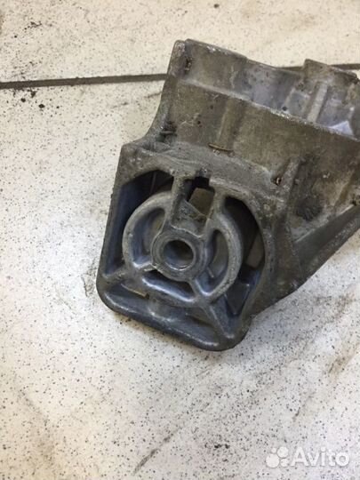 Кронштейн двигателя правый Volvo S60 1