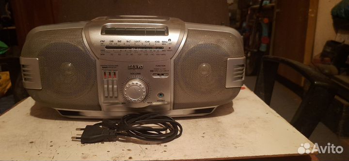 Кассетный магнитофон sanyo