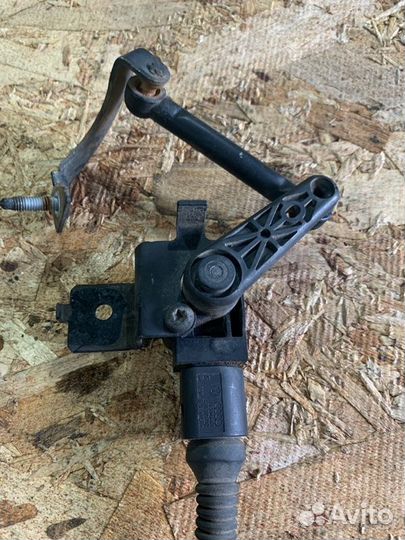 Датчик положения кузова Volkswagen Touran