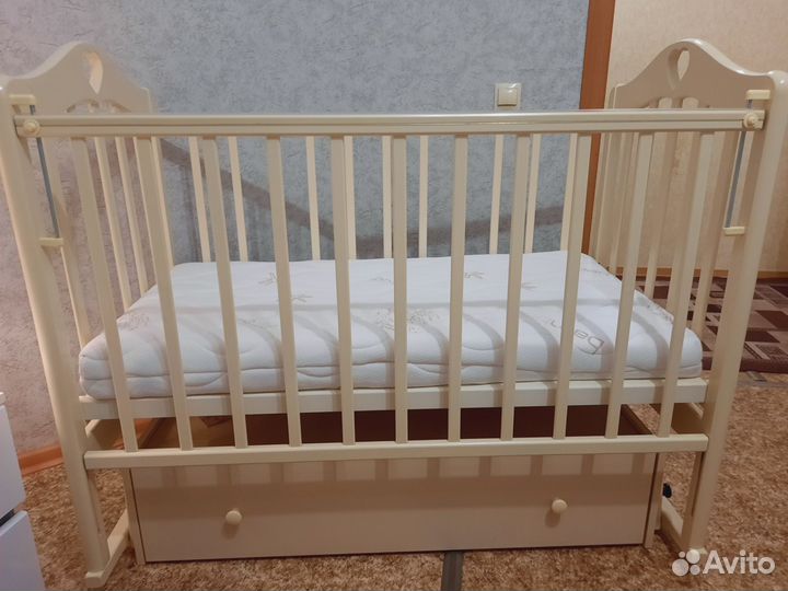 Детская кроватка с ун.маятником+матрас