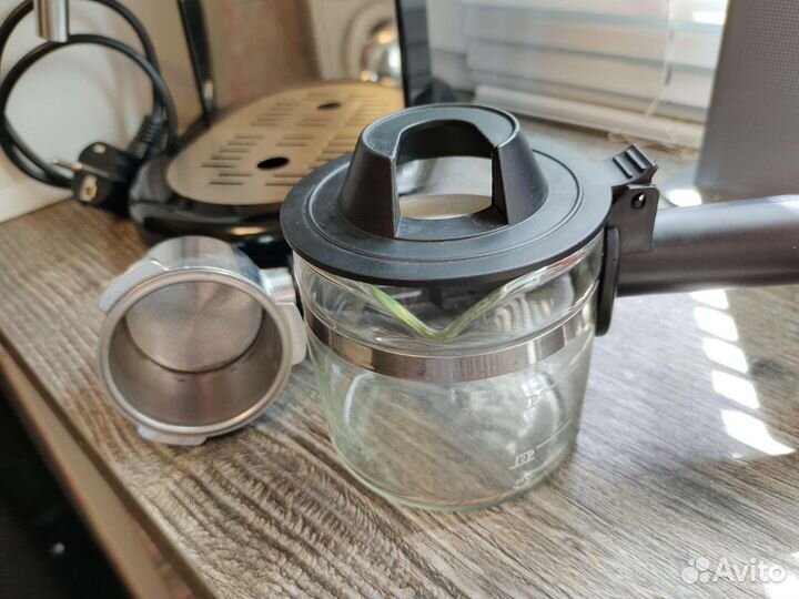 Кофеварка рожковая Redmond RCM-1521 черный