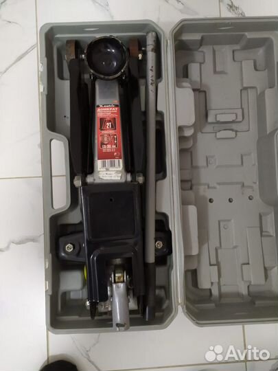 Домкрат подкатной 2т