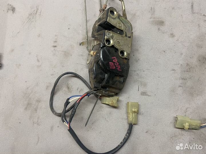 Замок двери передний Suzuki Escudo TD01