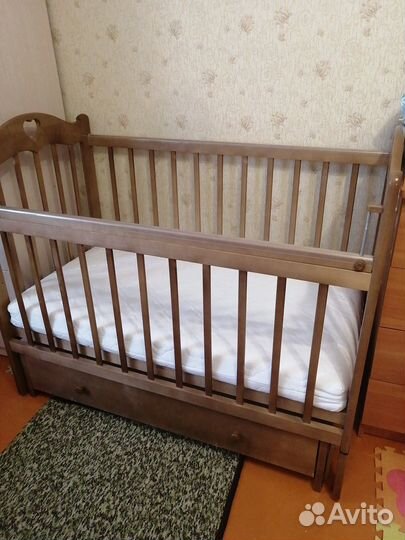 Кроватка детская с маятником